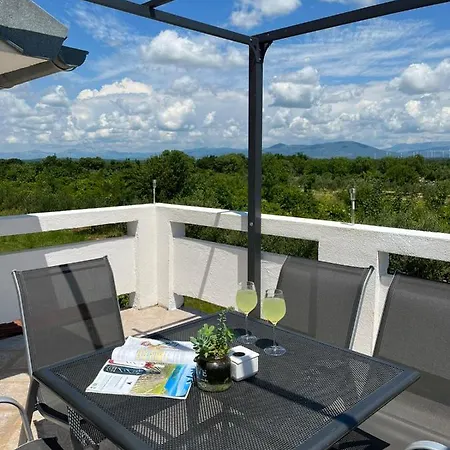 House Bruno Ferienhaus Puljane